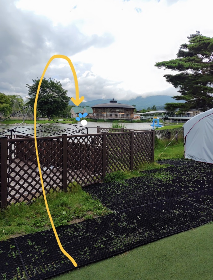 軽井沢アウトレットの池。かつてゴルフ場だったころ、この池にボールを落とした
