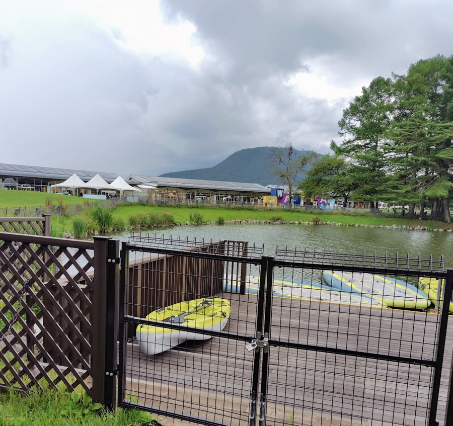 いまの軽井沢アウトレットの池。ボードが浮かんでいる