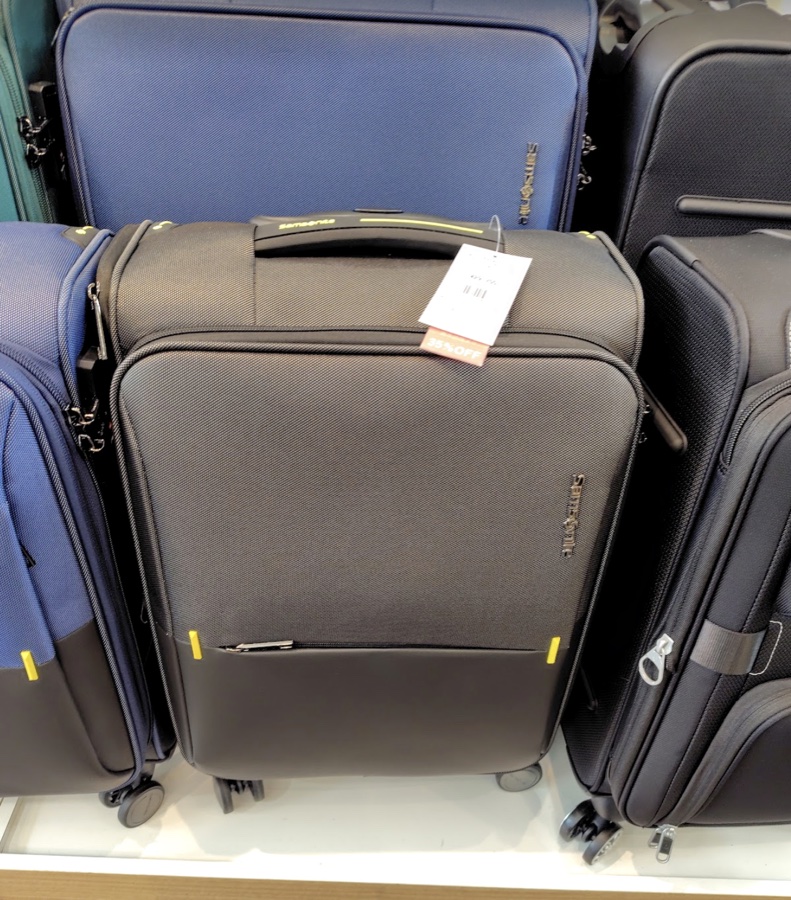 軽井沢アウトレットで見つけたサムソナイトのキャリーバッグ。35%オフの札