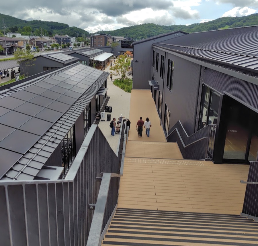 KARUIZAWA T-SITEの建物と歩道