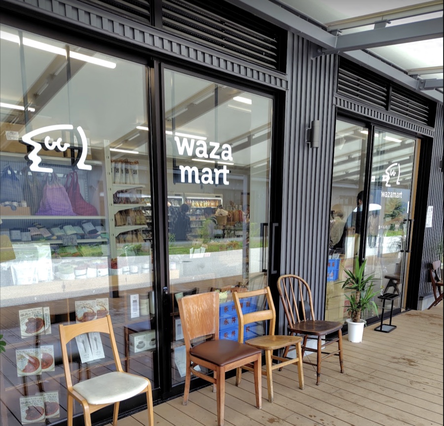 KARUIZAWA T-SITE のわざマート。ガラス張りの店構えと、外に並べられた木の椅子