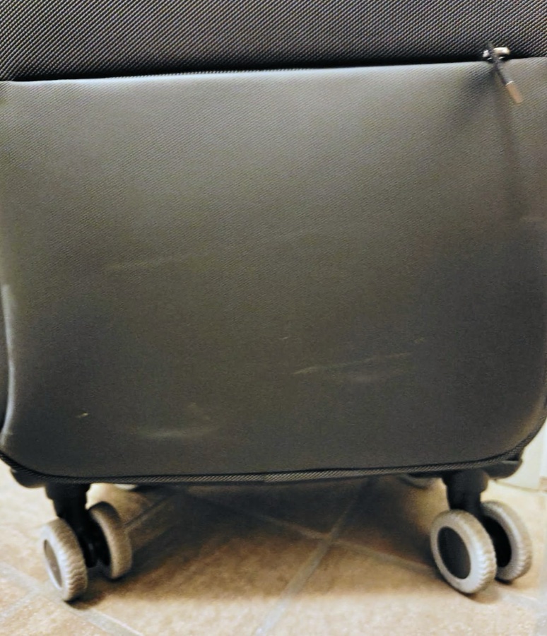 旅行から帰ってきたキャリーバッグ。4つの車輪にタイヤカバーがついたまま