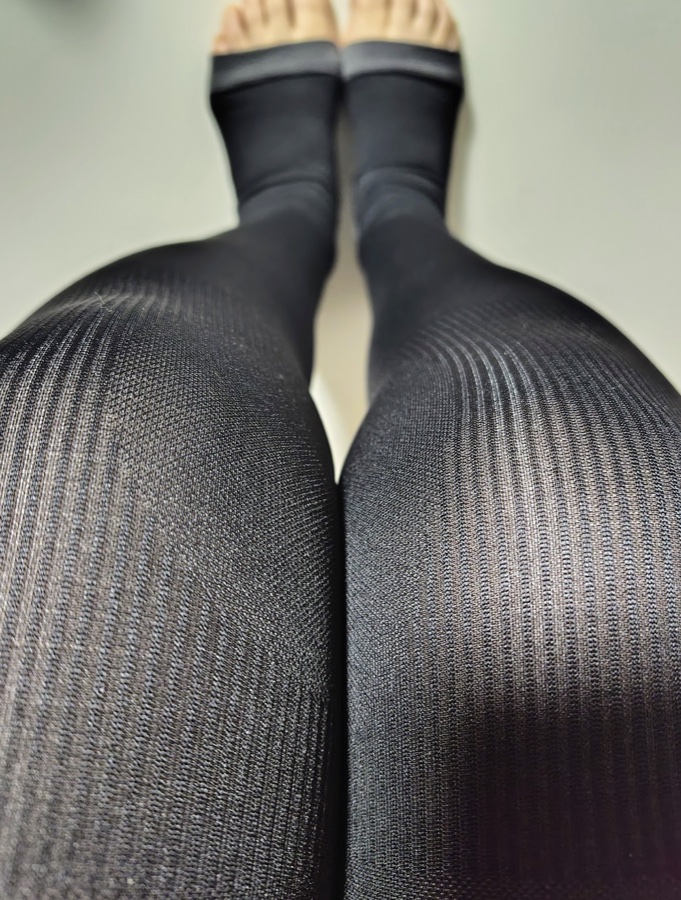実際に愛用している黒い弾性ストッキングを履いた足