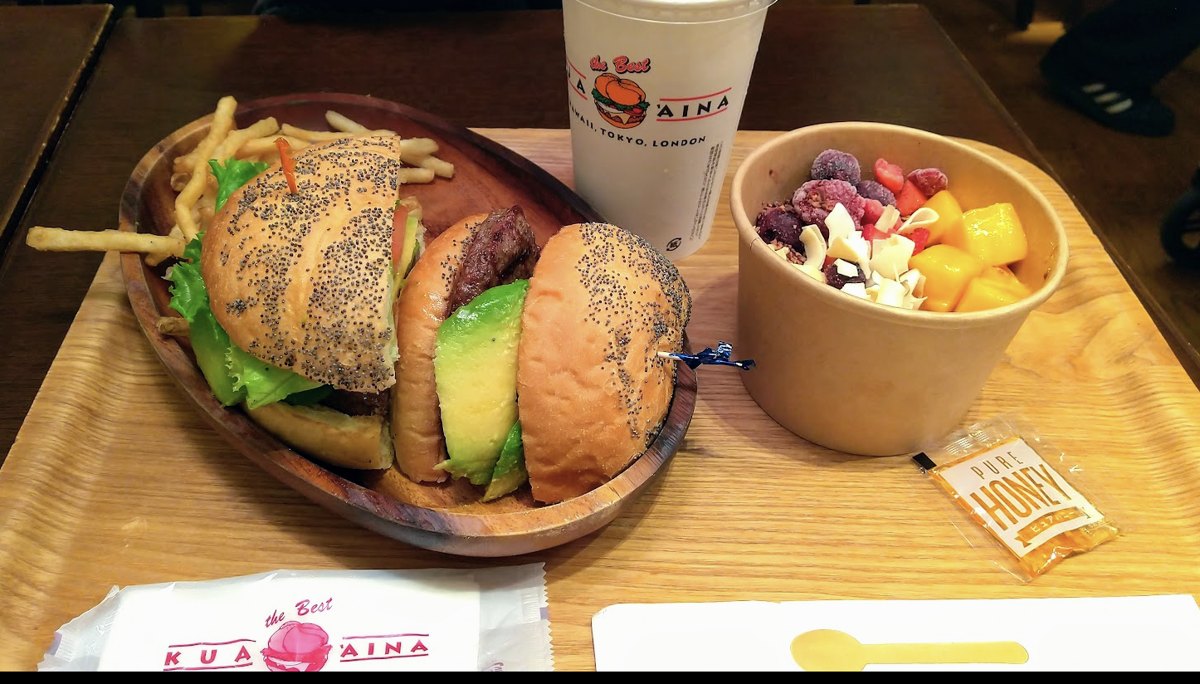 クアアイナのアボカドバーガーセットとアサイーボウル