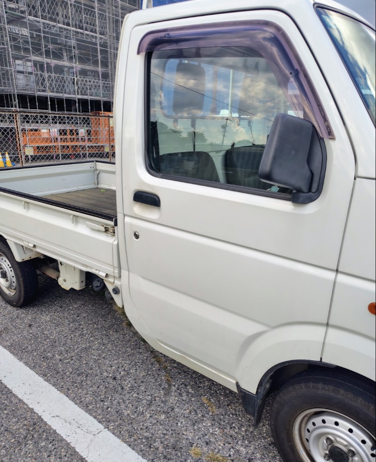 白い軽トラックの運転席まわり