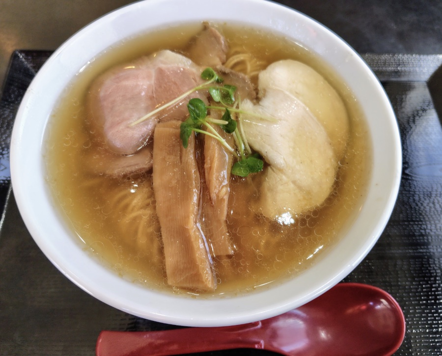 淡麗そば。澄んだスープに、2種類のチャーシューとメンマ