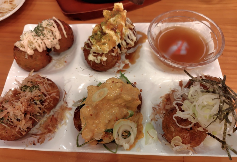 5種類が盛り合わせになったたこ焼きと、ドリンク