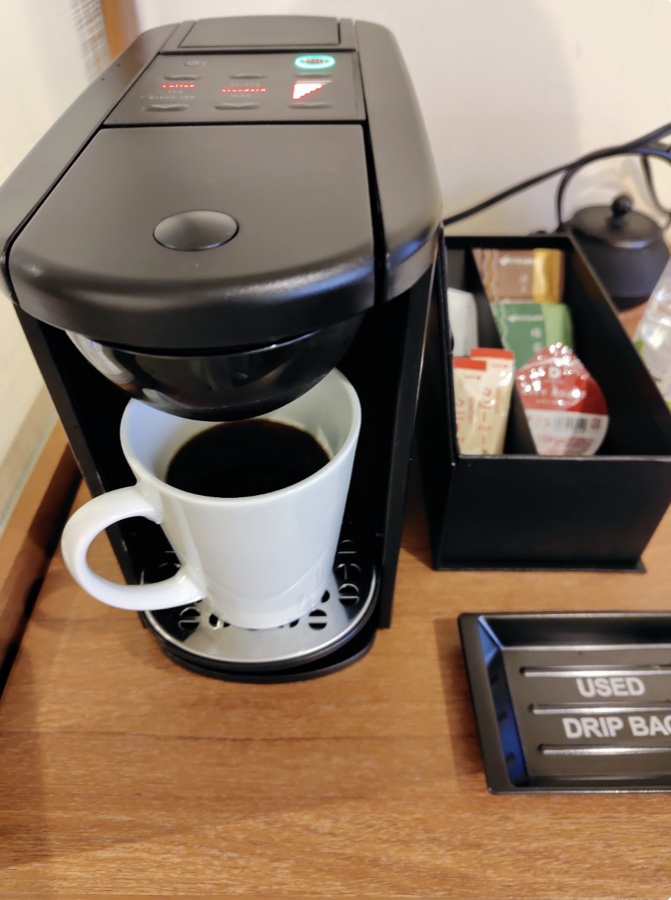 ホテルの部屋のコーヒーマシンとマグカップ、ティーバッグ