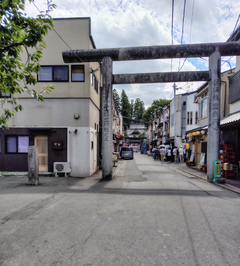 鳥居のある参道。奥のお店に行列ができている