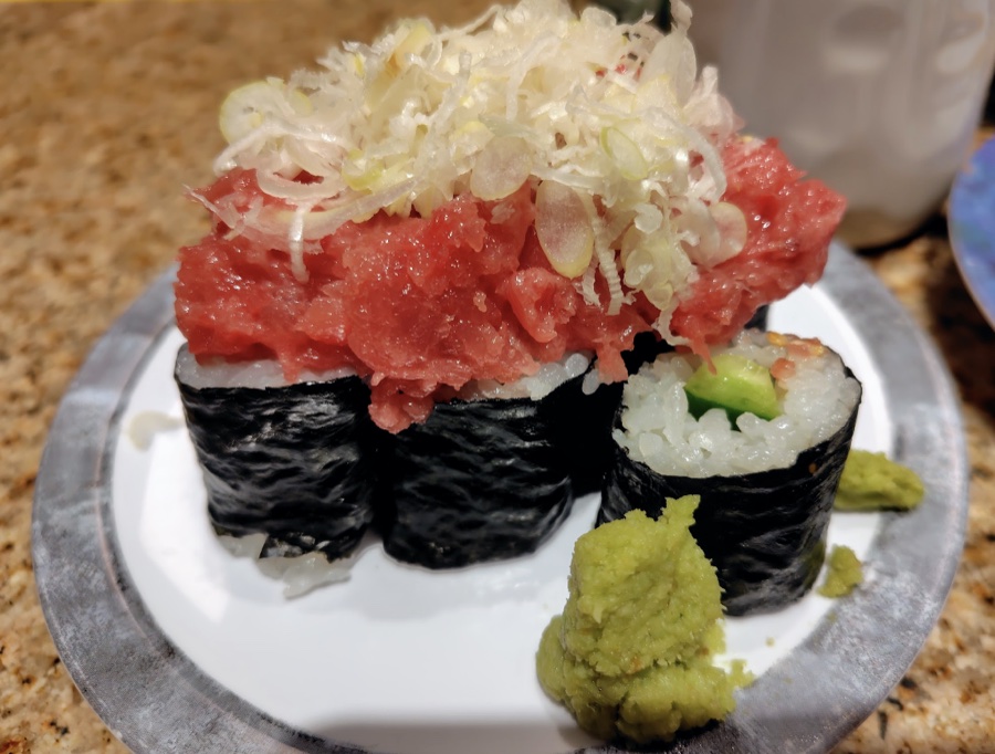 ねぎとろの軍艦2貫と、かっぱ巻き