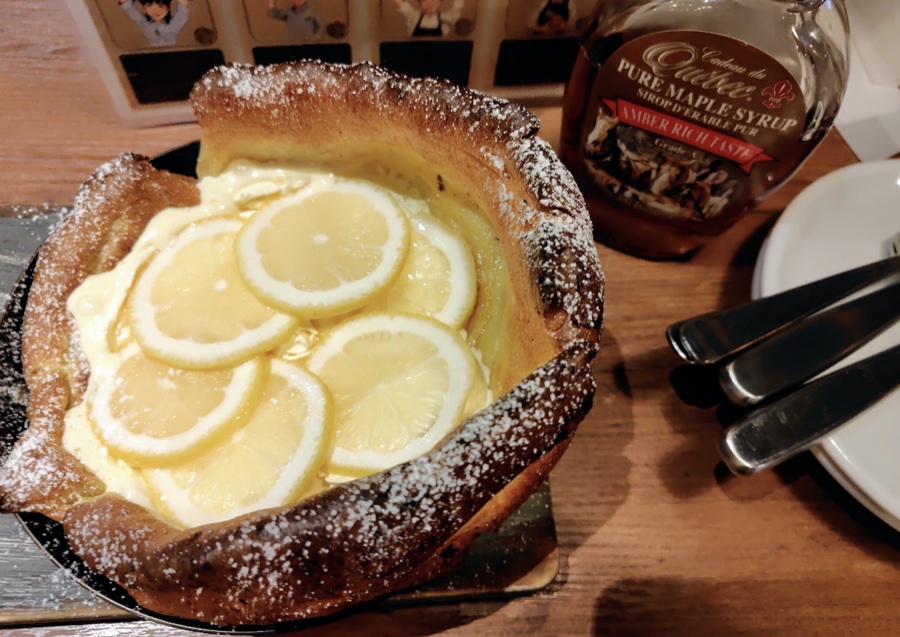 レモンをのせたパンケーキ。横にメープルシロップの瓶