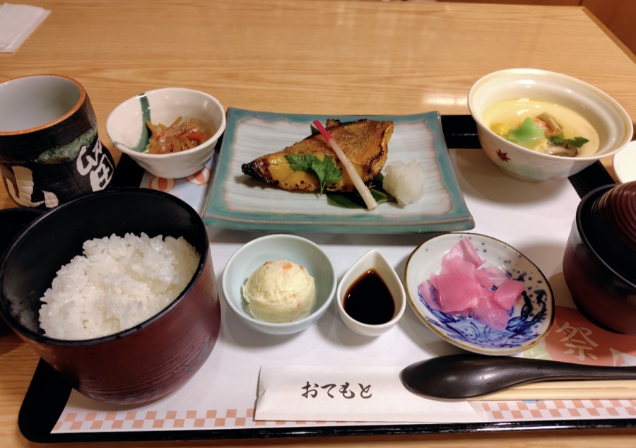 西京焼き定食。焼魚、茶碗蒸し、小鉢、ごはん、味噌汁