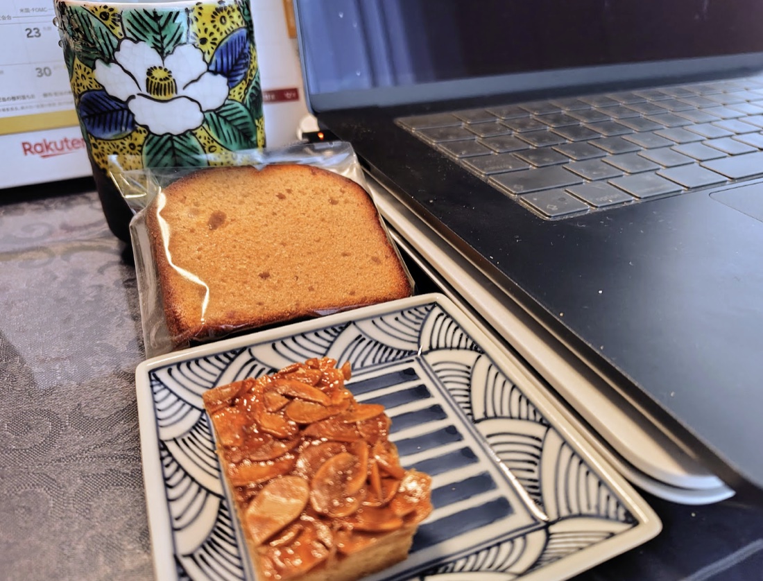 パソコンの横での、ひとりのおやつ。パウンドケーキとフロランタン
