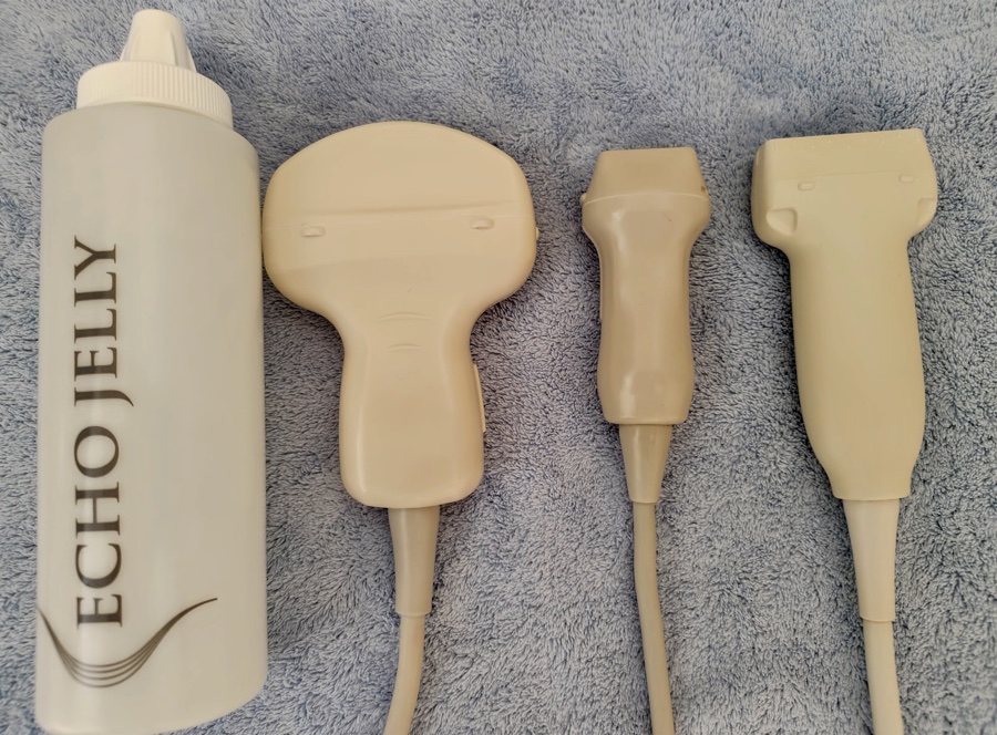 エコーゼリーのボトルと、3本のプローブ（体に当てる部分）を並べた写真